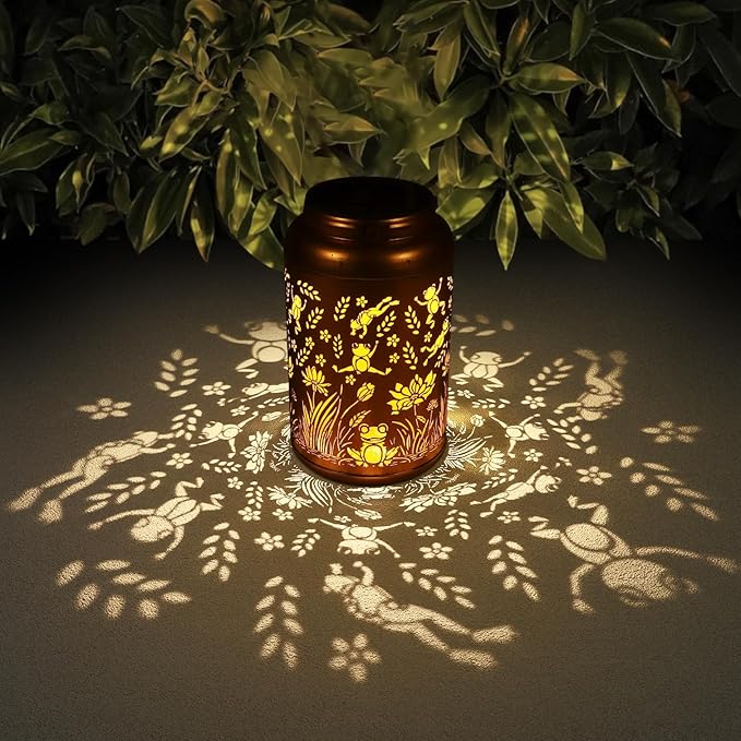 Frog Decoration Solar Lanterns Outdoor Waterproof Garden Decor Gifts for Women Mon Grandma Metal Hanging Solar Lights for Outside LED Lanterns for Yard, Patio, Lawn, Tabletop, Pathway